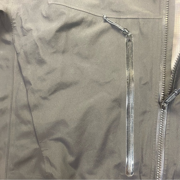 Arc’teryx Black GORE-TEX Hooded Shell Jacket – High-Performance Outdoor Gear - Picture 6 of 15